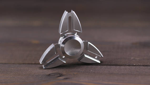 Fidget Spinner Deluxe – Alumínio é um aparelho Anti-Stress do tamanho da palma da mão, Perfeito para todas as idades